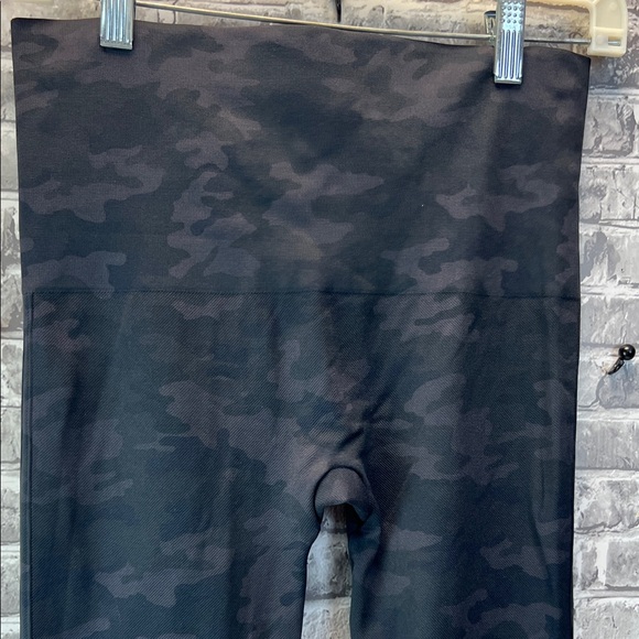 Black Camouflage‎ SPANX Leggings - Picture 2 of 10